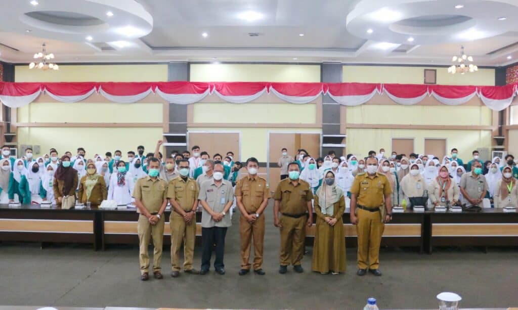 Serahterima mahasiswa PKL Poltekkes Kemenkes Padang di Kantor Bupati Solok.(Ist)