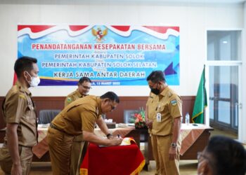 Bupati Solok, H. Epyardi Asda dan Bupati Solsel, Khairunas menandatangani nota kerjasama antara kedua daerah.(Ist)