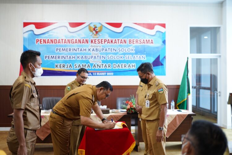 Bupati Solok, H. Epyardi Asda dan Bupati Solsel, Khairunas menandatangani nota kerjasama antara kedua daerah.(Ist)