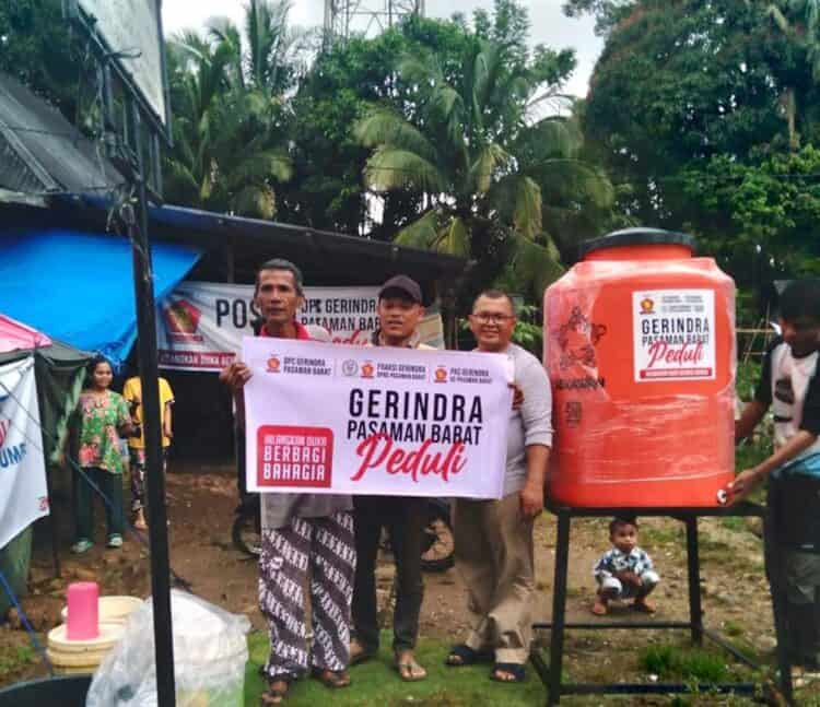 Gerindra Pasbar menyalurkan air bersih serta tong penampungannya kepada warga Kajai, Pasbar yang menjadi korban gempa.