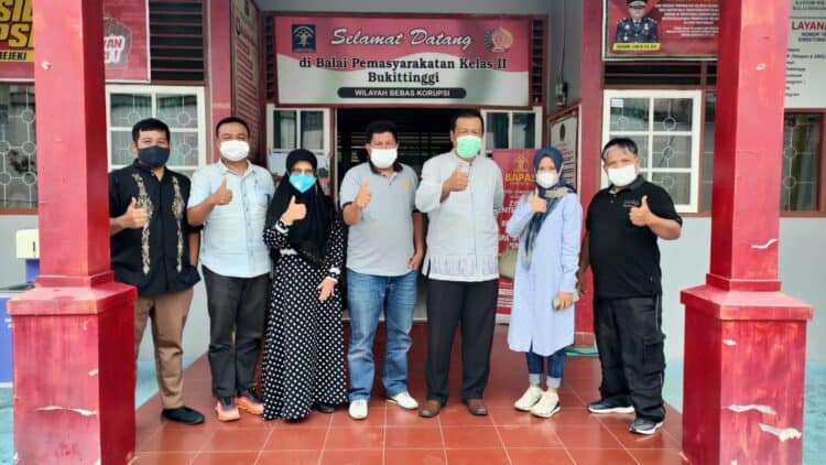 Kabapas Elfiandi (tengah) bersama jajaran dan Kabid PPA Dinas PPKB3A Kabupaten Limapuluh Kota Yusnadri (tiga dari kanan) di Bapas Bukittinggi,.