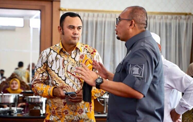 Bupati Sijunjung Benny Dwifa Yuswir (kiri) saat bincabg-bincang dengan Anggota DPR RI Andre Rosiade.