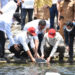 Gubernur Sumbar Mahyeldi Ansharullah (dua dari kanan), bersama Plt Dirut PT Semen Padang, Asri Mukhtar Dt Tumangguang (dua dari kiri) dan Rektor UBH, Prof. Dr. Tafdil Husni, SE., MB.A (paling kiri) menebar hasil pembenihan ikan bilih yang dilakukan PT Semen Padang di Nagari Sumpur, Kecamatan Batipuh Selatan, Kabupaten Tanah Datar, Senin (21/3/2022).