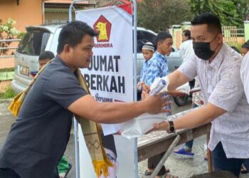 Anggota DPRD Padang Manufer Putra Firdaus turut menyerahkan nasi kotak Jumat berkah dan snack di Masjid Al Mukhlisin, Jalan Enggang, Parupuk Tabing, Kecamatan Kototangah.