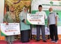 Kepala Divisi UPZ Nasional Baznas RI, Mohan (dua dari kanan) didampingi Kepala Pelaksana Harian UPZ Baznas Semen Padang, Muhammad Arif (paling kanan), menyerahkan bantuan Operasional Sekolah untuk MIS Nurul Hidayah dan MTs Lubuk Kilangan, pada acara peresmian MIS Nurul Hidayah Batu Gadang, Kamis (24/3/2022)