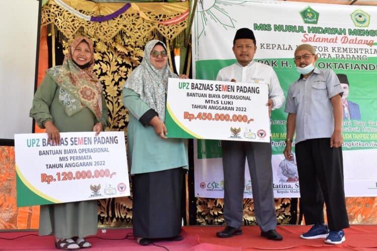 Kepala Divisi UPZ Nasional Baznas RI, Mohan (dua dari kanan) didampingi Kepala Pelaksana Harian UPZ Baznas Semen Padang, Muhammad Arif (paling kanan), menyerahkan bantuan Operasional Sekolah untuk MIS Nurul Hidayah dan MTs Lubuk Kilangan, pada acara peresmian MIS Nurul Hidayah Batu Gadang, Kamis (24/3/2022)