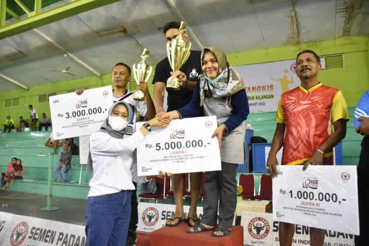 Kepala Unit Humas & Kesekretariatan PT Semen Padang, Nur Anita Rahmawati menyerahkan hadiah dan trophy kepada pemenang Kejuaraan Bulu Tangkis antar Kelurahan se-kecematan Lubuk Kilangan, Minggu malam.