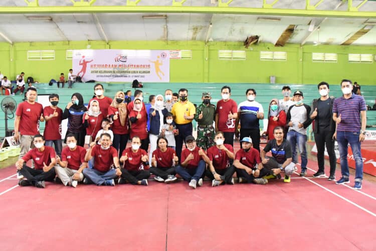 Kepala Unit Humas & Kesekretariatan PT Semen Padang, Nur Anita Rahmawati, foto bersama dengan panitia Kejuaraan Bulu Tangkis Antar Kelurahan se Kecamatan Lubuk Kehilangan.