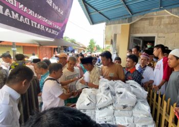 Penyerahan nasi kotak Jumat Berkah Bersama Gerindra di Masjid Nurul Washilah, Koto Marapak, Kelurahan Olo, Kecapatan Padang Barat, Kota Padang.