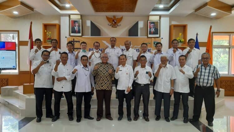 Ketua IATKI Pusat Dr Joko Darwanto (baju batik) didampingi Direktur PNP Surfa Yondri dan GM PLN UIW Sumbar Toni Wahyu Widodo, serta Kepala Dinas ESDM Sumbar Heri Martinus, foto bersama dengan pengurus IATKI Wilayah Sumbar usai pelantikan pengurus IATKI Wilayah Sumbar periode 2022-2026 di Gedung AC Kampus PNP, Rabu (30/3/2022).