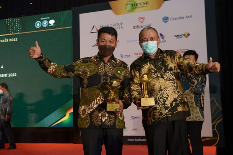 Direktur Keuangan dan Umum PT Semen Padang, Oktoweri (kanan) dan Kepala Unit CSR PT Semen Padang, Rinold  Thamrin berfoto usai menerima dua penghargaan CSR AWARD 2022