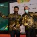 Direktur Keuangan dan Umum PT Semen Padang, Oktoweri (kanan) dan Kepala Unit CSR PT Semen Padang, Rinold Thamrin berfoto usai menerima dua penghargaan CSR AWARD 2022