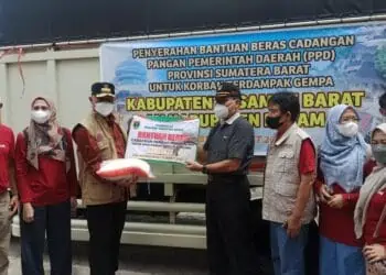 Gubernur Sumatera Barat, Mahyeldi menyalurkan lebih dari 115 ton beras cadangan pangan