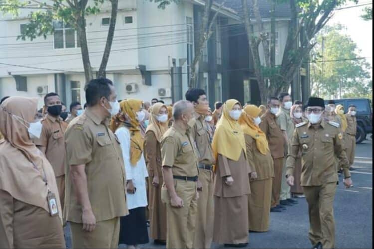 Bupati Eka Putra saat apel gabungan bersama ASN