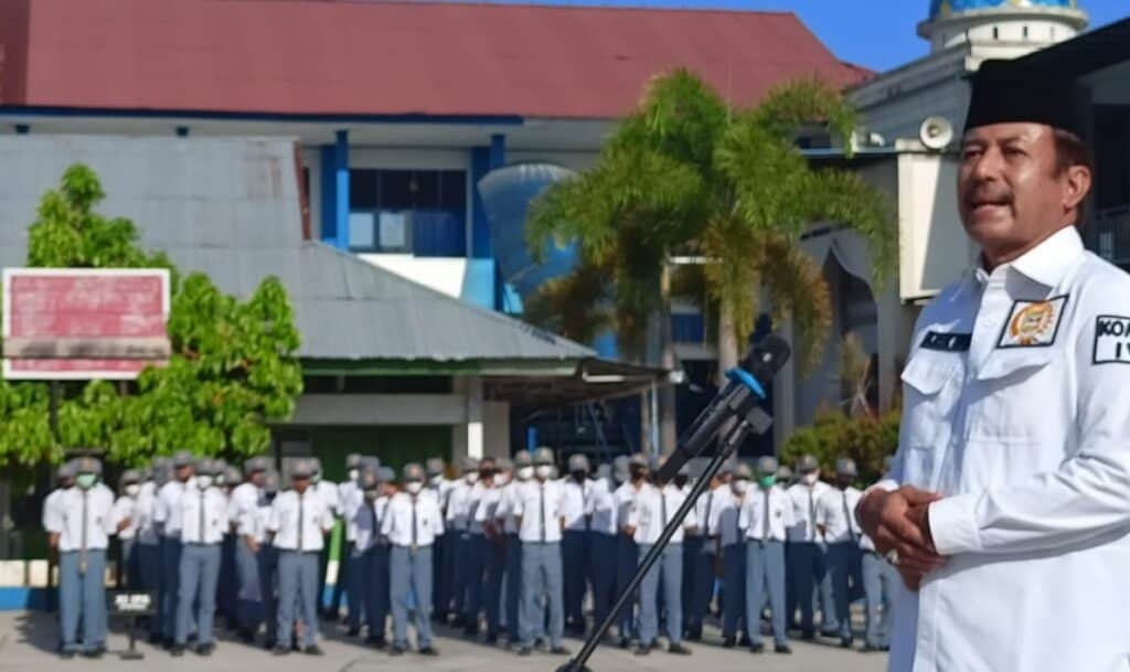 Menjadi pembina upacara, anggota DPRD Sumbar H. Irzal Ilyas berikan motivasi pada pelajar SMA N 1 Kota Solok.(Ist)