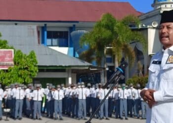 Menjadi pembina upacara, anggota DPRD Sumbar H. Irzal Ilyas berikan motivasi pada pelajar SMA N 1 Kota Solok.(Ist)