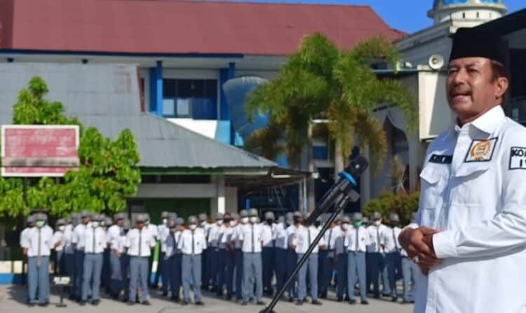 Menjadi pembina upacara, anggota DPRD Sumbar H. Irzal Ilyas berikan motivasi pada pelajar SMA N 1 Kota Solok.(Ist)