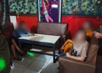 Sejumlah wanita diamankan petugas Satpol PP dari salah satu kafe hiburan malam di Kota Solok.(Ist)