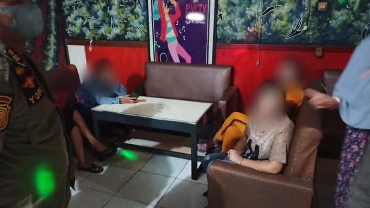 Sejumlah wanita diamankan petugas Satpol PP dari salah satu kafe hiburan malam di Kota Solok.(Ist)