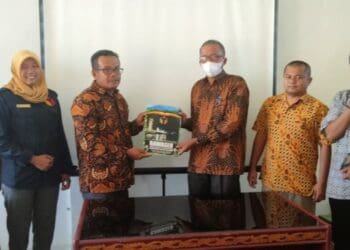 Ketua Bawaslu Solsel Muhammad Ansyar Bersama Ketua STKIP Widyaswara Indonesia Fidel Effendi
