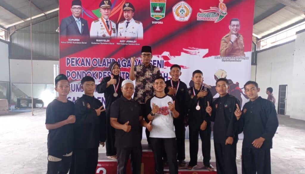 Kontingen Kabupaten Solok saat penyerahan medali dalam ajang Pospeda Sumbar 2022.(Ist)