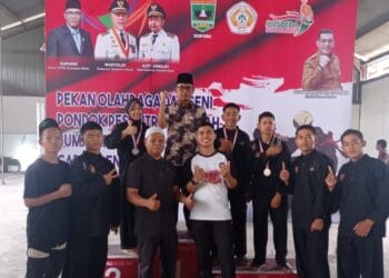 Kontingen Kabupaten Solok saat penyerahan medali dalam ajang Pospeda Sumbar 2022.(Ist)