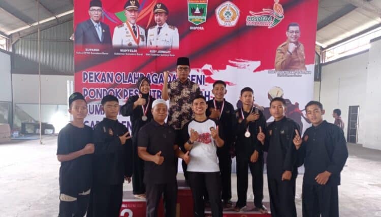 Kontingen Kabupaten Solok saat penyerahan medali dalam ajang Pospeda Sumbar 2022.(Ist)