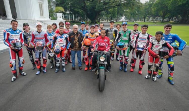 Presiden Jokowi berfoto dengan pebalap MotoGP