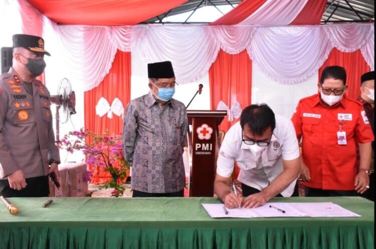 Kepala Departemen Bisnis Inkubasi Non Semen (BINS), Pri Gustari Akbar mewakili manajemen PT Semen Padang menandatangani nota kesepahaman  dengan Dompet Dhuafa Singgalang dan PMI Provinsi Sumbar  tentang pembuatan kajian konsep dan pembangunan rumah hunian sementara  bagi korban bencana alam di Kabupaten Pasaman Barat (Pasbar) dan Pasaman, Sabtu (19/3/2022). Tampak menyaksikan Ketua Umum PMI Muhammad Jusuf Kalla (dua dari kiri). Kapolda Sumbar Irjen. Pol. Teddy Minahasa Putra (paling kiri) dan Wakil Ketua Bidang Pengembangan Sumber Daya & Dana, Suryadi Asmi (paling kanan)