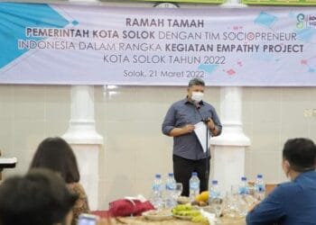 Wali Kota Solok, H. Zul Elfian Umar saat bertemu dengan pimpinan dan tim Sociopreneur Indonesia.(Prokomp)