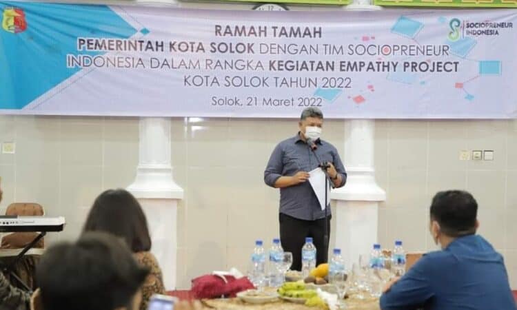 Wali Kota Solok, H. Zul Elfian Umar saat bertemu dengan pimpinan dan tim Sociopreneur Indonesia.(Prokomp)