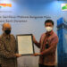 Herry Hykmanto, Direktur Syariah, PT Bank Danamon Indonesia Tbk (Danamon), menerima plakat Sertifikasi Platinum Bangunan Hijau untuk Menara Bank Danamon dari Iwan Prijanto, Ketua Green Building Council Indonesia pada acara seremonial yang diadakan di Menara Bank Danamon, Jakarta, 21 Maret 2022