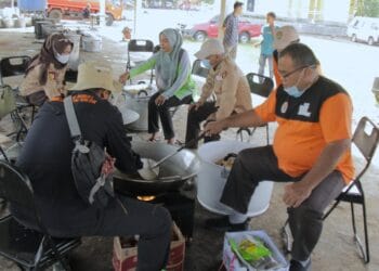 Tim Pramuka Kota Solok menyiapkan makanan untuk para pengungsi di komplek kantor Bupati Pasaman Barat.(Ist)