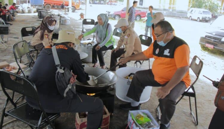 Tim Pramuka Kota Solok menyiapkan makanan untuk para pengungsi di komplek kantor Bupati Pasaman Barat.(Ist)