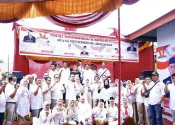 Kader dan simpatisan Gerindra Limapuluh Kota menggemakan teriakan ‘Prabowo Presiden’ dan ‘Andre Rosiade’ Gubernur saat acara HUT Gerindra di DPC Gerindra Limapuluh Kota.