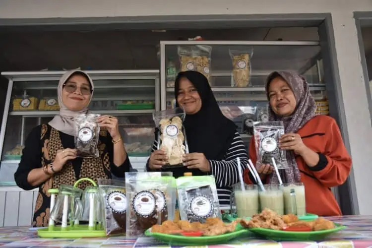 Kelompok Budi Daya Jamur Tiram dan Magot Kelurahan Limau Manis memperlihatkan produk jamur tiram dalam bentuk kemasan. Kelompok Budi Daya Jamur Tiram dan Magot Kelurahan Limau Manis itu maju dan berkembang berkat CSR Semen Padang.