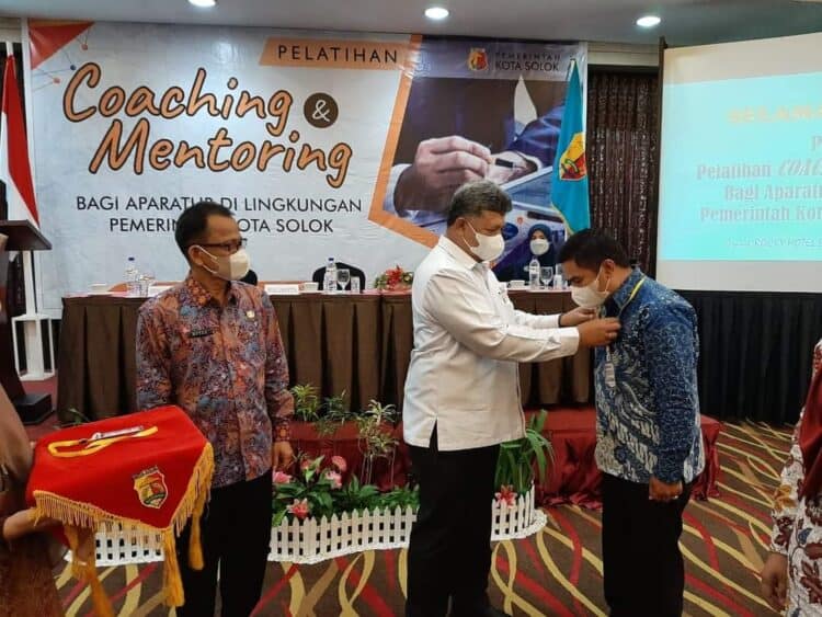 Kalungkan kokarde, Wali Kota Solok, H. Zul Elfian Umar membuka pelatihan bagi pejabat administrator di Pemko Solok.(Ist)