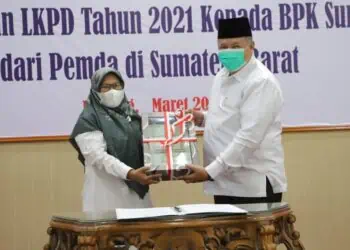 Wali Kota Solok, H. Zul Elfian menyerahkan LKPD tahun 2021 kepada Kepala BPK Perwakilan Sumbar, Yusna Dewi.(Prokomp)