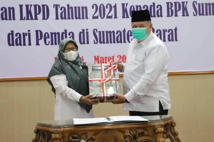 Wali Kota Solok, H. Zul Elfian menyerahkan LKPD tahun 2021 kepada Kepala BPK Perwakilan Sumbar, Yusna Dewi.(Prokomp)