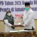 Wali Kota Solok, H. Zul Elfian menyerahkan LKPD tahun 2021 kepada Kepala BPK Perwakilan Sumbar, Yusna Dewi.(Prokomp)