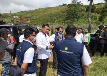 Bupati Solok, Epyardi Asda memperkenalkan potensi pertanian Kabupaten Solok ke pihak PT. Food Station.(Ist)