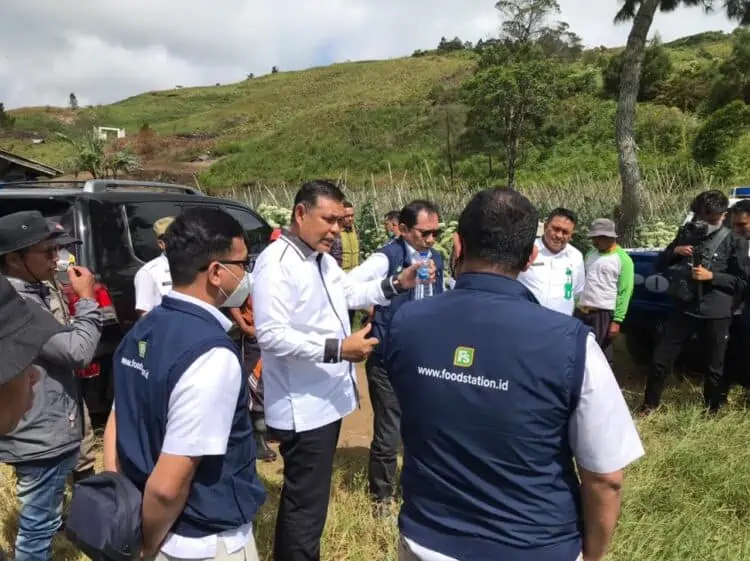 Bupati Solok, Epyardi Asda memperkenalkan potensi pertanian Kabupaten Solok ke pihak PT. Food Station.(Ist)