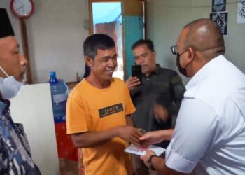 Anggota DPR RI Andre Rosiade menyerahkan bantuan untuk membantu pengobatan Nurhayati, warga Parambahan, Lima Kaum, Tanahdatar.