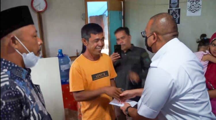 Anggota DPR RI Andre Rosiade menyerahkan bantuan untuk membantu pengobatan Nurhayati, warga Parambahan, Lima Kaum, Tanahdatar.