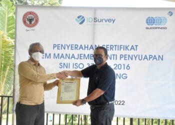 Direktur Komersial PT Sucofindo Darwin Abas (kanan) menyerahkan sertifikat Sistem Manajemen Anti Penyuapan SNI ISO 37001: 2016 kepada Plt. Dirut PT Semen Padang Asri Mukhtar (kiri) di Club House PT Semen Padang, Jumat (4/3/2022) pagi.
