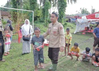 Wakil Wali Kota Solok, Ramadhani Kirana Putra bermain bersama anak-anak di kamp pengungsian.(Ist)