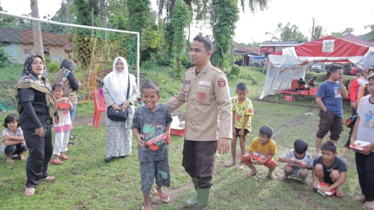 Wakil Wali Kota Solok, Ramadhani Kirana Putra bermain bersama anak-anak di kamp pengungsian.(Ist)
