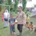 Wakil Wali Kota Solok, Ramadhani Kirana Putra bermain bersama anak-anak di kamp pengungsian.(Ist)