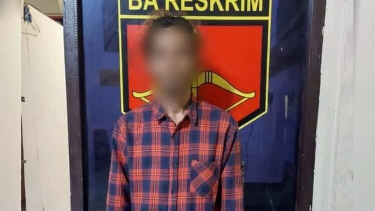 Pelaku berinisial KI saat diamankan petugas di Mapolres Solok.(Ist