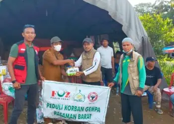 Kepala Pelaksana Harian UPZ Baznas Semen Padang, Muhammad Arif (dua dari kanan) menyerahkan bantuan gempa Pasbar tahap II kepada Wali Nagari Persiapan Simpang Timbo Abu Kajai, Kecamatan Talamau, Kabupaten Pasbar, Abu Kajai, Mulyadi.